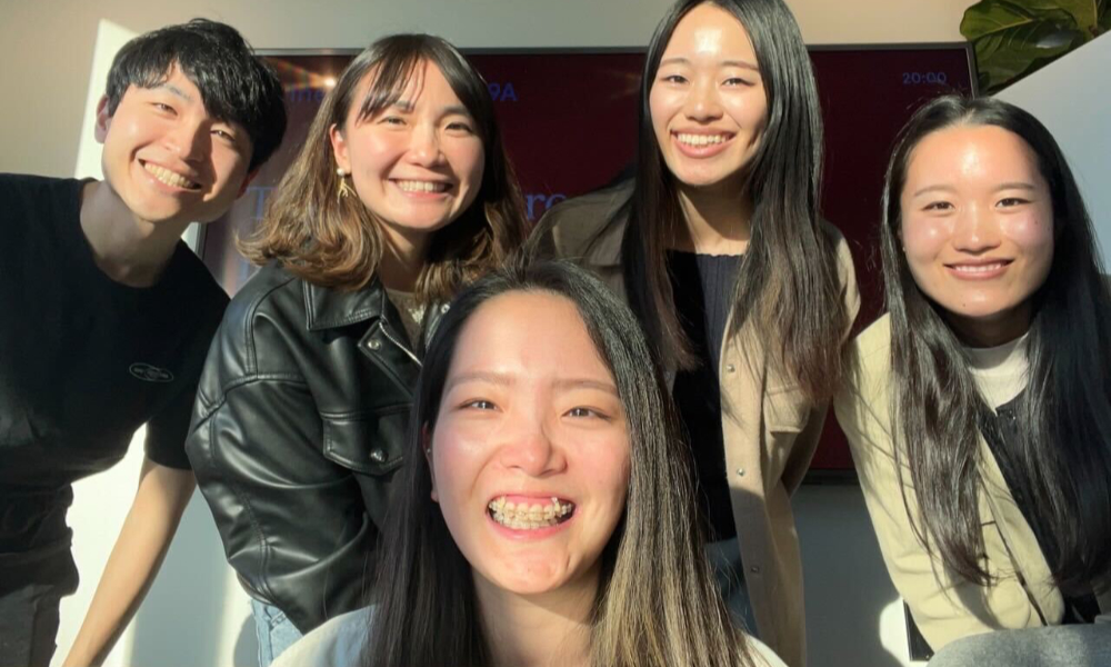 Frogや現地の仲間達との写真