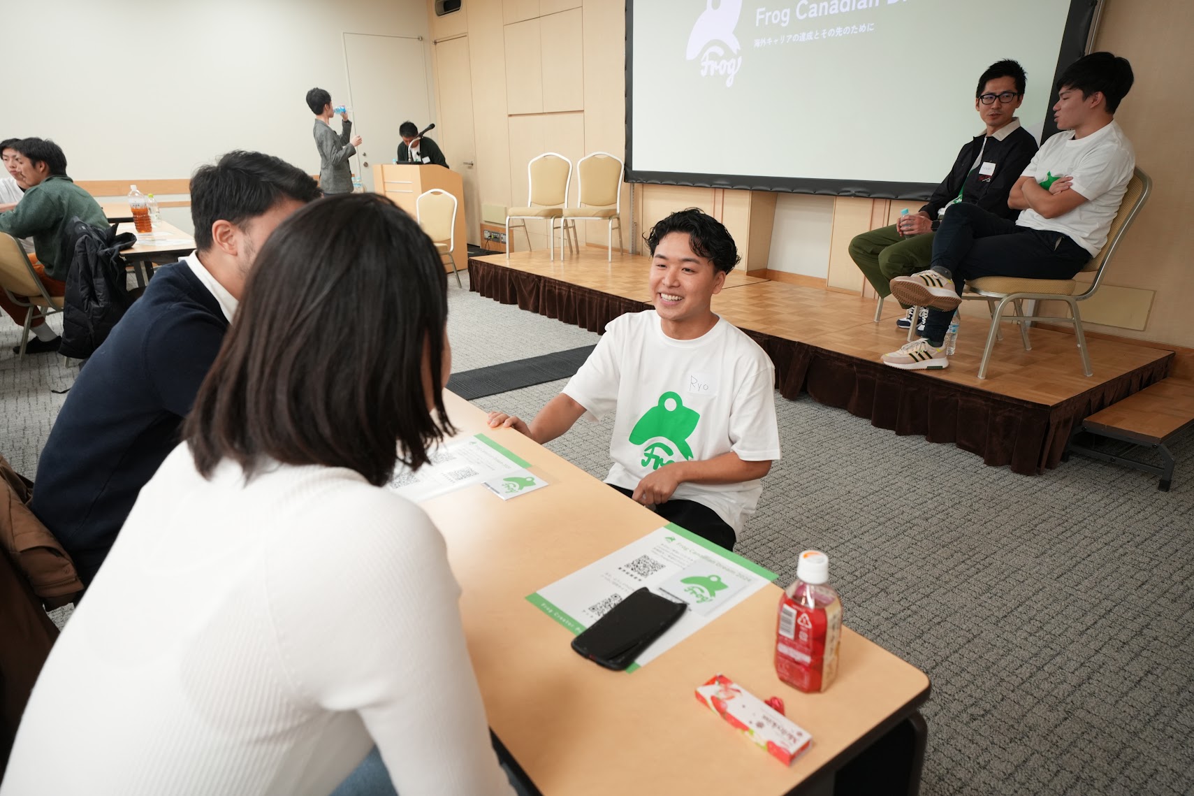 FrogメンバーがTシャツを着ている様子