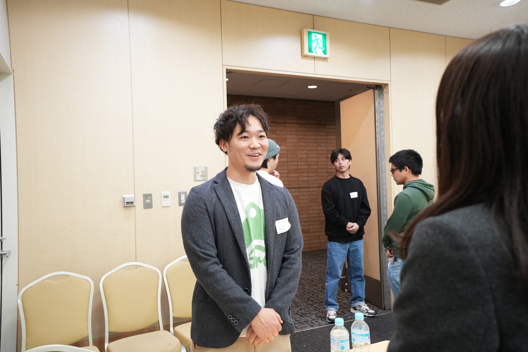 FrogメンバーがTシャツを着ている様子