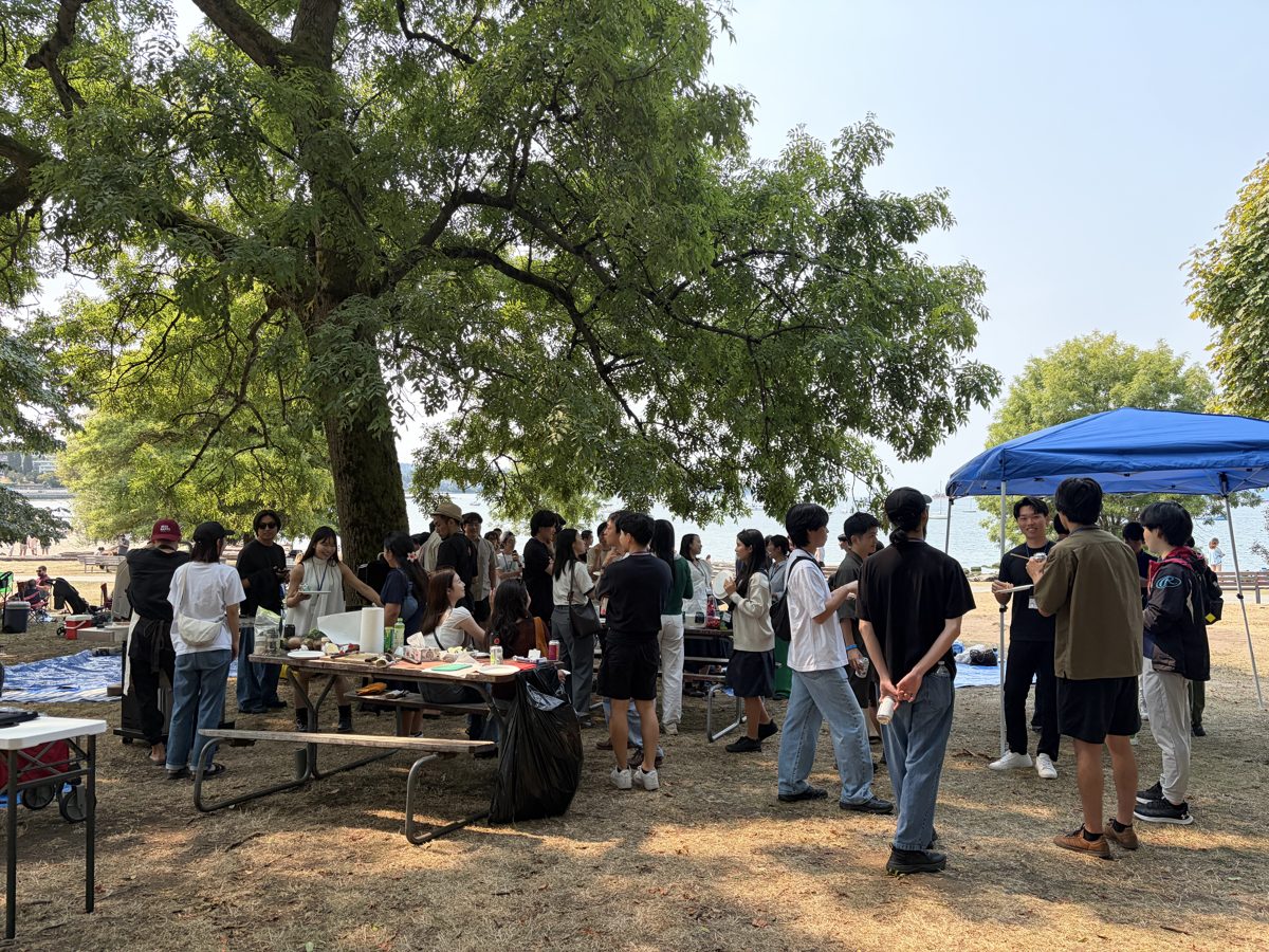 グリルを囲んで賑わう会場の様子