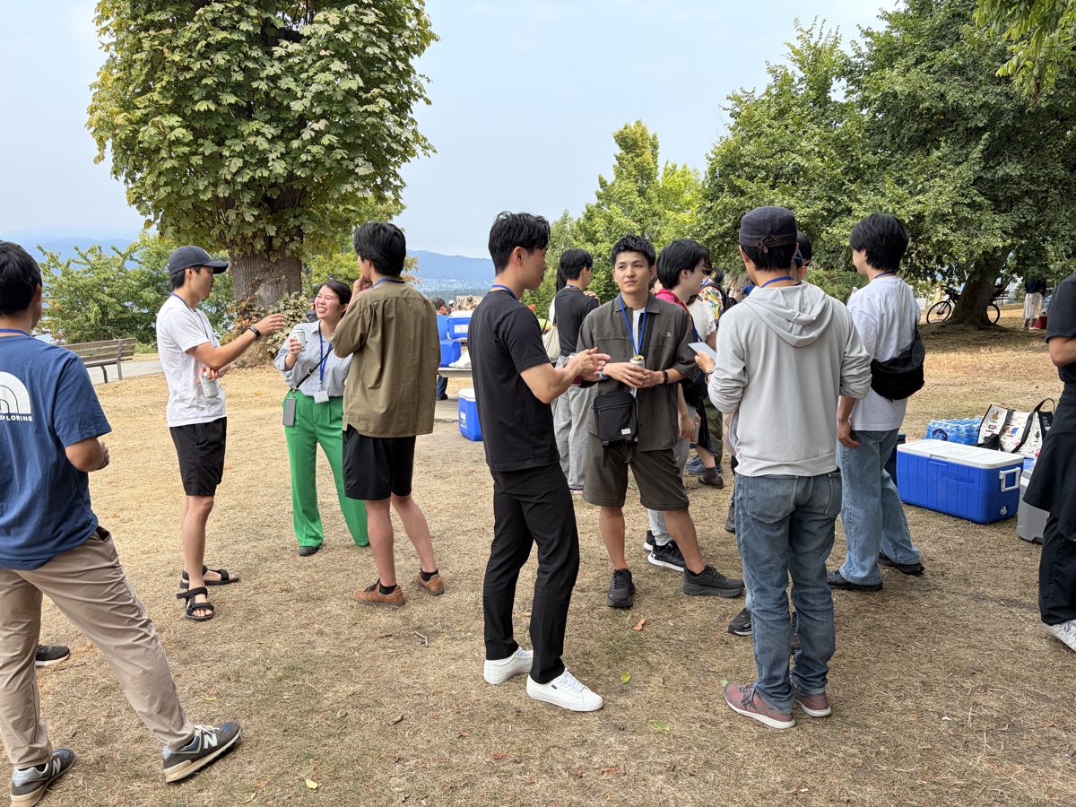 テーブルを囲んで賑わう参加者たち
