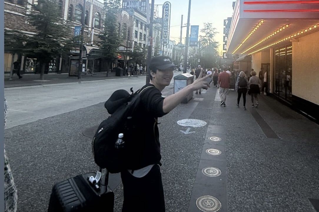 バンクーバーの街を歩くYugoさん